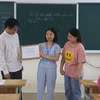 Thí sinh kiểm tra niêm phong, bảo mật đề thi trước khi bóc đề môn Ngữ văn. (Ảnh: TTXVN)