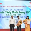 Tác giả Cao Thùy Giang nhận giải Ba cuộc thi viết "Người thầy thuốc trong tôi" lần thứ hai. (Ảnh: PV/Vietnam+)