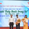Tác giả Cao Thùy Giang nhận giải Ba cuộc thi viết "Người thầy thuốc trong tôi" lần thứ hai. (Ảnh: PV/Vietnam+)