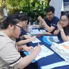 Thí sinh tìm hiểu thông tin tuyển sinh của Trường Đại học Thương mại. (Ảnh: Phạm Mai/Vietnam+)