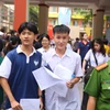 Thí sinh hoàn thành bài thi môn Tiếng Anh. (Ảnh: Hoài Nam/Vietnam+)