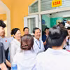 Bộ trưởng Nguyễn Kim Sơn động viên thí sinh trước khi bước vào phòng thi. (Ảnh: PV/Vietnam+)