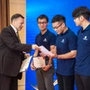 Ban tổ chức trao học bổng cho các ứng viên. (Ảnh: PV/Vietnam+)