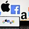 Biểu tượng của Google, Apple, Facebook, Amazon và Microsoft trên màn hình điện thoại và máy tính bảng. (Ảnh: AFP/TTXVN)