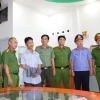 Cơ quan tố tụng đọc lệnh bắt đối tượng Dương Hồng Hiếu. (Ảnh: TTXVN phát)