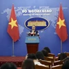 Phó Phát ngôn Bộ Ngoại giao Việt Nam Đoàn Khắc Việt trả lời câu hỏi của các cơ quan báo chí. (Ảnh: Quỳnh Anh/TTXVN phát)