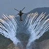 Máy bay chiến đấu Apache AH-64 của Hàn Quốc tham gia cuộc tập trận bắn đạn thật Mỹ-Hàn tại thao trường huấn luyện hỏa lực Seungjin ở Pocheon, cách biên giới liên Triều 25 km về phía Nam, ngày 15/6/2023. (Ảnh: AFP/TTXVN)