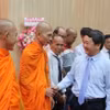 Bộ trưởng, Chủ nhiệm Ủy ban Dân tộc Hầu A Lềnh với các đại biểu chức sắc, người có uy tín. (Ảnh: Lê Sen/TTXVN)