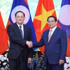 Thủ tướng Phạm Minh Chính đón Thủ tướng Lào Sonexay Siphandone. (Ảnh: Dương Giang/TTXVN)