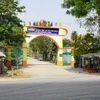 Trước cổng Trường THCS Phú Ninh (xã Phú Ninh, huyện Tam Nông, tỉnh Đồng Tháp) có nhiều tiệm tạp hóa. (Ảnh: Nhựt An/TTXVN)