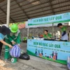 Người dân Huế đưa rác đến đổi quà tại Ngày hội giảm nhựa tại Thừa Thiên-Huế năm 2024. (Ảnh: Mai Trang/TTXVN)