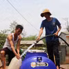 Người dân xã Ea Nuôi, huyện Buôn Đôn phải đi xin nước về phục vụ cho sinh hoạt. (Ảnh: Tuấn Anh/TTXVN)