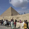 Khách du lịch tham quan Kim tự tháp Giza ở Cairo, Ai Cập. (Ảnh: AFP/ TTXVN)