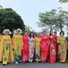 Các đại biểu trong tà áo dài truyền thống dạo bước xác lập kỷ lục. (Ảnh: Hoàng Hiếu/TTXVN)