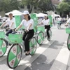 Các đại biểu đạp xe hưởng ứng chiến dịch truyền thông phòng, chống tác hại thuốc lá. (Ảnh: TTXVN phát)
