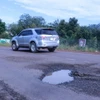 Một đoạn đường nhiều 'ổ voi, ổ gà' tiềm ẩn nguy cơ tai nạn giao thông. (Nguồn: TTXVN)