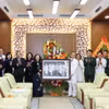 Thường trực Ban Bí thư Trương Thị Mai tặng bức ảnh Bác Hồ với ngành y tế chúc mừng các thầy thuốc Bệnh Trung ương Quân đội 108. (Ảnh: Phương Hoa/TTXVN)