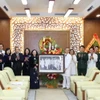 Thường trực Ban Bí thư Trương Thị Mai tặng bức ảnh Bác Hồ với ngành y tế chúc mừng các thầy thuốc Bệnh Trung ương Quân đội 108. (Ảnh: Phương Hoa/TTXVN)