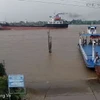 Khoảnh khắc tàu chở hàng va chạm với phà chở khách trên sông Vàm Nao được camera người dân quay lại. (Ảnh: TTXVN phát)