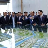 Chủ tịch Quốc hội Vương Đình Huệ nghe giới thiệu tổng thể về Khu Công nghiệp Liên Hà Thái (Green - iP1), huyện Thái Thụy, tỉnh Thái Bình. (Ảnh: Nhan Sáng/TTXVN)