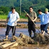 Thủ tướng Phạm Minh Chính chỉ đạo công tác tìm kiếm người bị nạn do lũ quét, sạt lở đất tại Làng Nủ. (Ảnh: Dương Giang/TTXVN)