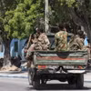 Binh sỹ Somalia tuần tra gần hiện trường vụ tấn công nhằm vào khách sạn ở Mogadishu, Somalia, ngày 15/3. (Ảnh: AFP/TTXVN)