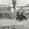 Mưa xối xả khiến đường Tô Ngọc Vân (thành phố Thủ Đức, Thành phố Hồ Chí Minh) chìm trong nước. (Ảnh: Hồng Giang/TTXVN)