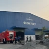 Lực lượng kịp thời khống chế cháy lớn tại nhà xưởng của Công ty Home Fancy Furniture Việt Nam. (Ảnh: TTXVN phát)
