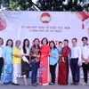 Sinh viên Lào, Campuchia đang học tập tại Thành phố Hồ Chí Minh bên các cha mẹ đỡ đầu người Việt. (Ảnh: Xuân Khu/TTXVN)