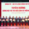 Lãnh đạo Bộ Tư lệnh Cảnh sát Biển trao bằng khen và tặng thưởng các gương mặt trẻ Cảnh sát Biển tiêu biểu và triển vọng năm 2023. (Nguồn: Quân đội Nhân dân)