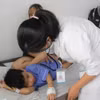 Bác sỹ Bệnh viện Đa khoa Tâm Trí Nha Trang kiểm tra sức khỏe cho bệnh nhi trong vụ ngộ độc thực phẩm. (Ảnh: Phan Sáu/TTXVN)
