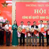 Ủy viên Trung ương Đảng, Bí thư Tỉnh ủy, Chủ tịch HĐND tỉnh Bùi Thị Quỳnh Vân và Phó Bí thư Tỉnh ủy Đinh Thị Hồng Minh trao quyết định và tặng hoa chúc mừng các cán bộ được điều động, luân chuyển. (Nguồn: Báo Quảng Ngãi)