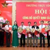 Ủy viên Trung ương Đảng, Bí thư Tỉnh ủy, Chủ tịch HĐND tỉnh Bùi Thị Quỳnh Vân và Phó Bí thư Tỉnh ủy Đinh Thị Hồng Minh trao quyết định và tặng hoa chúc mừng các cán bộ được điều động, luân chuyển. (Nguồn: Báo Quảng Ngãi)