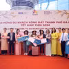 Ban Tổ chức trao các phần quà cho những hành khách quốc tế may mắn trúng thưởng. (Ảnh: Trần Lê Lâm/TTXVN)