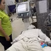 Công nhân bị bỏng đang được cấp cứu tại Bệnh viện Đa khoa tỉnh Bình Dương. (Ảnh: TTXVN phát)