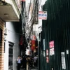 Khu nhà trọ xảy ra hỏa hoạn nằm sâu trong con ngõ nhỏ, ngoằn ngoèo. (Ảnh: Tuyết Mai/TTXVN)