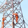 Vận hành đường dây 110kV. (Ảnh minh họa: Huy Hùng/TTXVN)