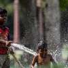 Trẻ em chơi đùa với nước trong ngày nắng nóng tại New Delhi, Ấn Độ, ngày 31/5. (Ảnh: AFP/TTXVN)