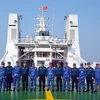 Lực lượng Cảnh sát Biển hai nước Việt Nam-Trung Quốc chụp ảnh lưu niệm trên tàu CSB 8004. (Ảnh: Mạnh Thường/TTXVN)