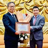 Chủ tịch Liên hiệp Các tổ chức hữu nghị Việt Nam Phan Anh Sơn trao Kỷ niệm chương cho Đại sứ Yamada Takio. (Ảnh: Việt Đức/TTXVN)
