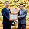 Chủ tịch Liên hiệp Các tổ chức hữu nghị Việt Nam Phan Anh Sơn trao Kỷ niệm chương cho Đại sứ Yamada Takio. (Ảnh: Việt Đức/TTXVN)