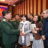 Thượng tướng Hoàng Xuân Chiến, Ủy viên Trung ương Đảng, Thứ trưởng Bộ Quốc phòng trao đổi với các phóng viên tại buổi gặp mặt. (Ảnh: Trọng Đức/TTXVN)