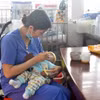 Hơn 1 năm nay, em bé sinh non nhiều bệnh tật bị bỏ rơi tại Khoa Hồi sức Cấp cứu Nhi và Nhi sơ sinh được các y, bác sỹ chữa bệnh, nuôi dưỡng và xem là con trai của khoa. (Ảnh: Nguyên Dung/TTXVN)