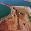Thi công san lấp dự án đập hồ chứa bùn sau tuyển rửa số 2, Nhà máy alumin Nhân Cơ. (Ảnh: Minh Hưng/TTXVN)