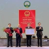 Phó Thủ tướng Trần Lưu Quang trao Quyết định Quy hoạch tỉnh Hòa Bình thời kỳ 2021-2030, tầm nhìn đến năm 2050 cho lãnh đạo tỉnh. (Ảnh: Thanh Hải/TTXVN)