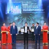 Đại diện nhóm tác giả Báo Điện tử VietnamPlus, Thông tấn xã Việt Nam nhận giải Nhất Giải thưởng Toàn quốc về thông tin đối ngoại lần thứ IX. (Ảnh: Phương Hoa/TTXVN)