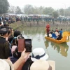 Người dân và du khách các nơi nô nức kéo về làng Diềm xem biểu diễn hát quan họ trên thuyền. (Ảnh minh họa: Đoàn Công Vũ/TTXVN phát)