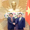 Chủ tịch Quốc hội Vương Đình Huệ với đồng Chủ tịch Ủy ban Kinh tế Nhật-Việt Masayuki Hyodo. (Ảnh: Nhan Sáng/TTXVN)