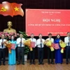 Lãnh đạo thành phố Đà Nẵng trao quyết định và tặng hoa cho các cán bộ được điều động, luân chuyển. (Ảnh: Quốc Dũng/TTXVN)