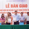 Ủy ban Nhân dân quận 3 và Ban Quản lý Đường sắt Đô thị Thành phố Hồ Chí Minh ký bàn giao mặt bằng Dự án metro Bến Thành-Tham Lương. (Ảnh: TTXVN phát)